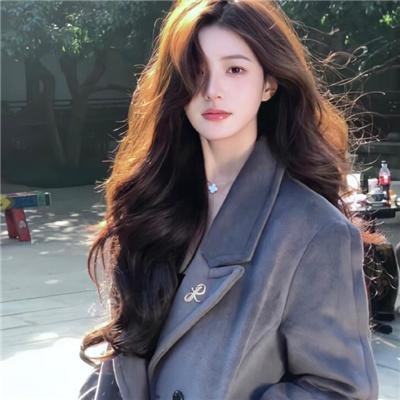 抽象画中的越南少女